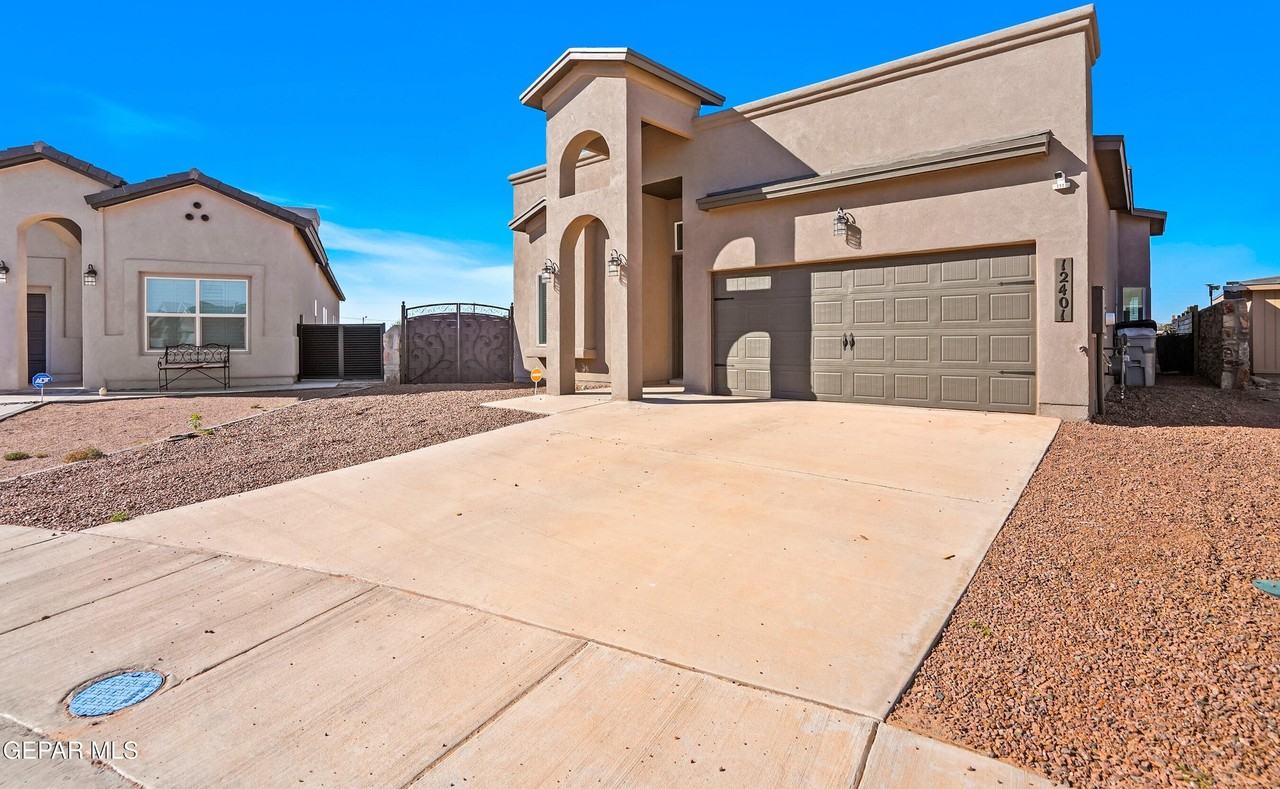 12401 N Chico Pl - Photo 3 of 33