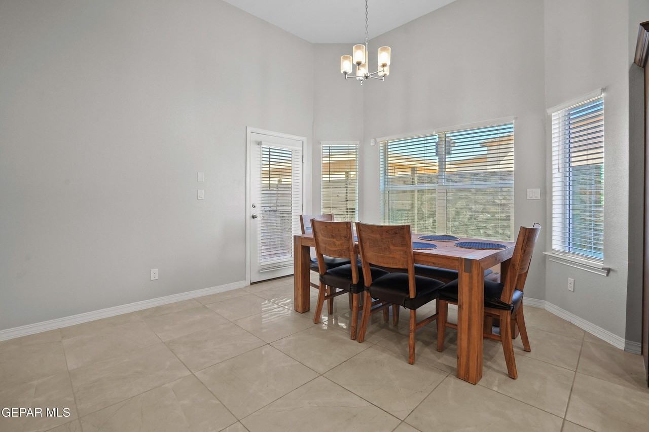 12401 N Chico Pl - Photo 5 of 33