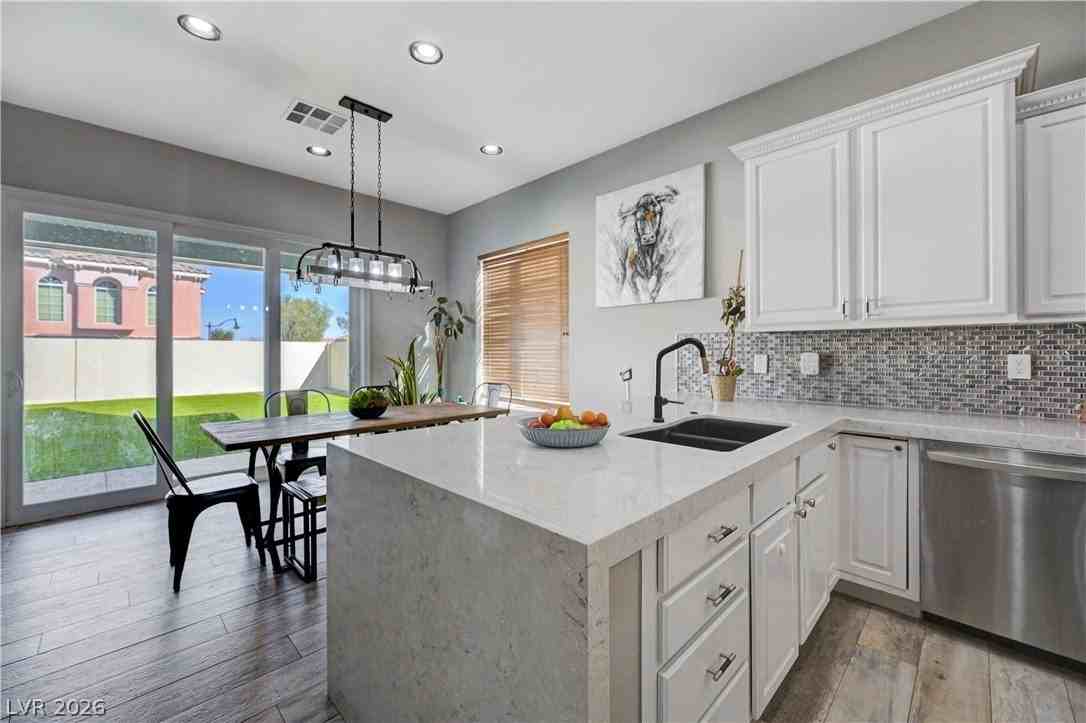 9738 Bear Trap Ct - Photo 6 of 47