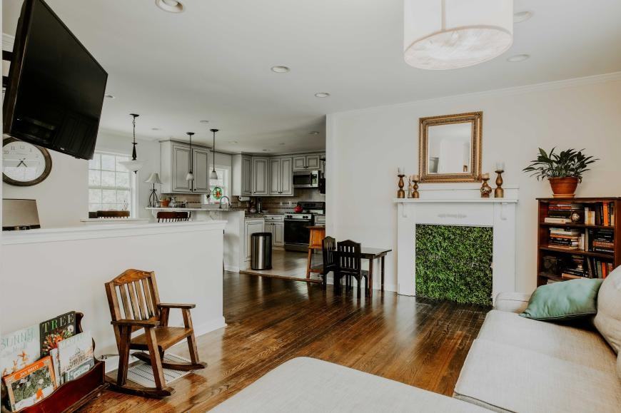 1496 Woodland Ave Se - Photo 3 of 10