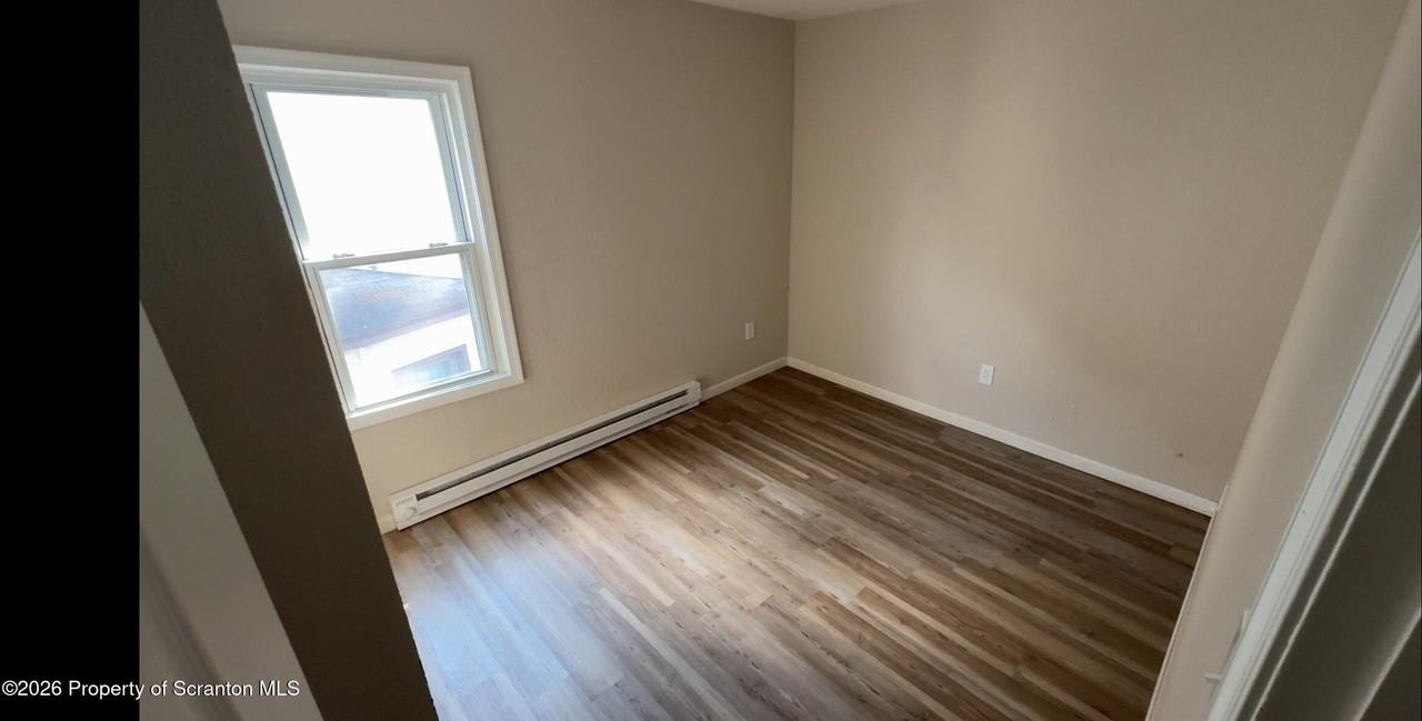 1014 Snyder Ave - Photo 5 of 13