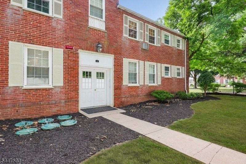 46 Parkway Vlg Apt F - Photo 2 of 21