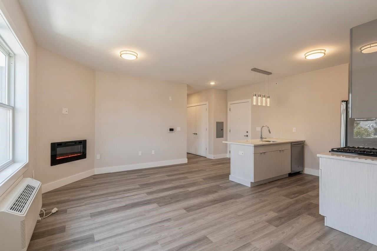 6108 Hudson Ave - Photo 7 of 11