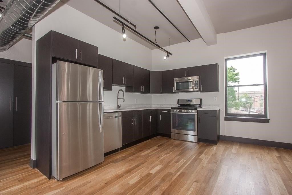190 Christopher Columbus Dr #2R - Photo 4 of 7