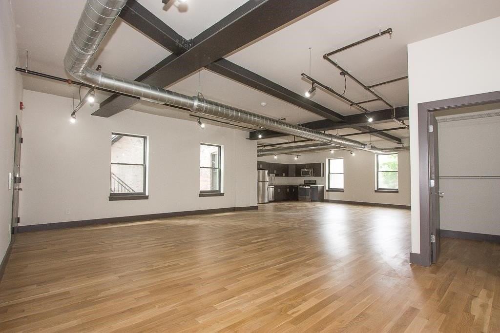 190 Christopher Columbus Dr #2R - Photo 6 of 7