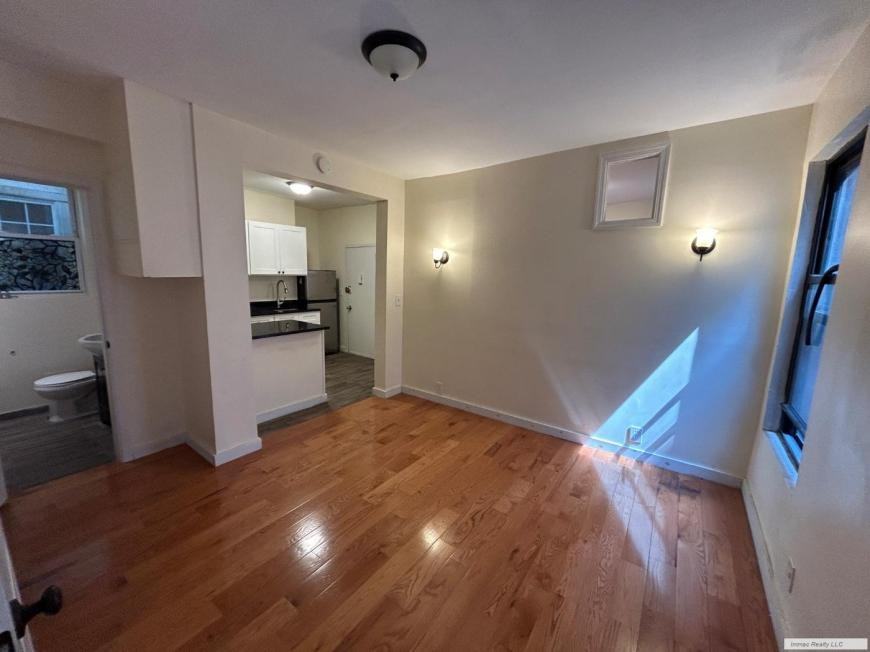 75 Lexington Ave - Photo 7 of 10