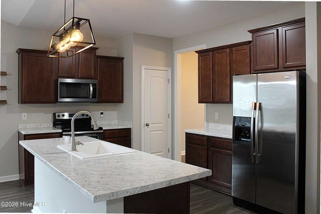 221 Seville St - Photo 6 of 25