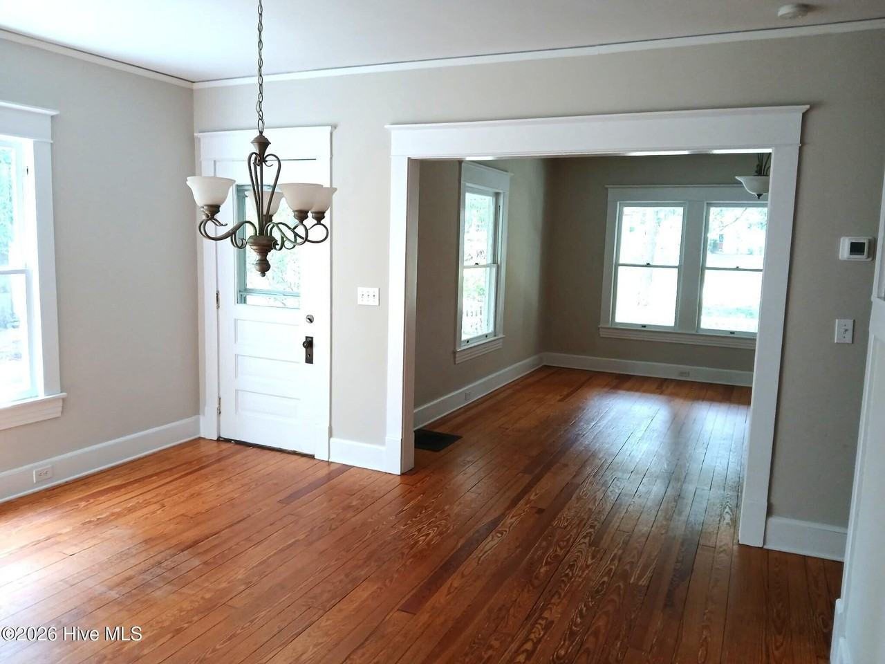 180 N May St - Photo 2 of 26