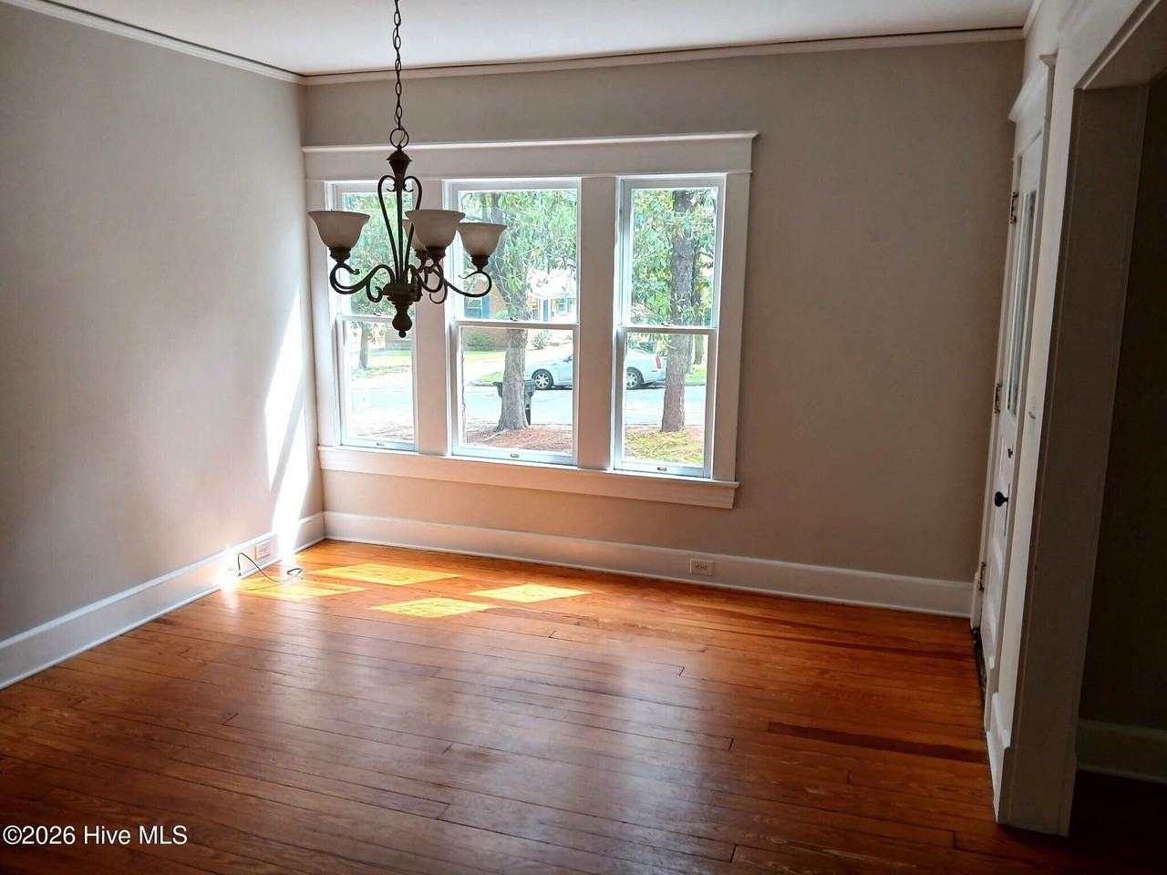 180 N May St - Photo 3 of 26
