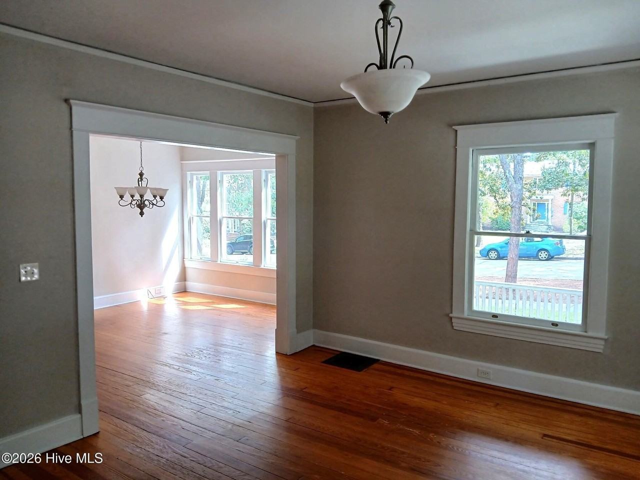 180 N May St - Photo 4 of 26