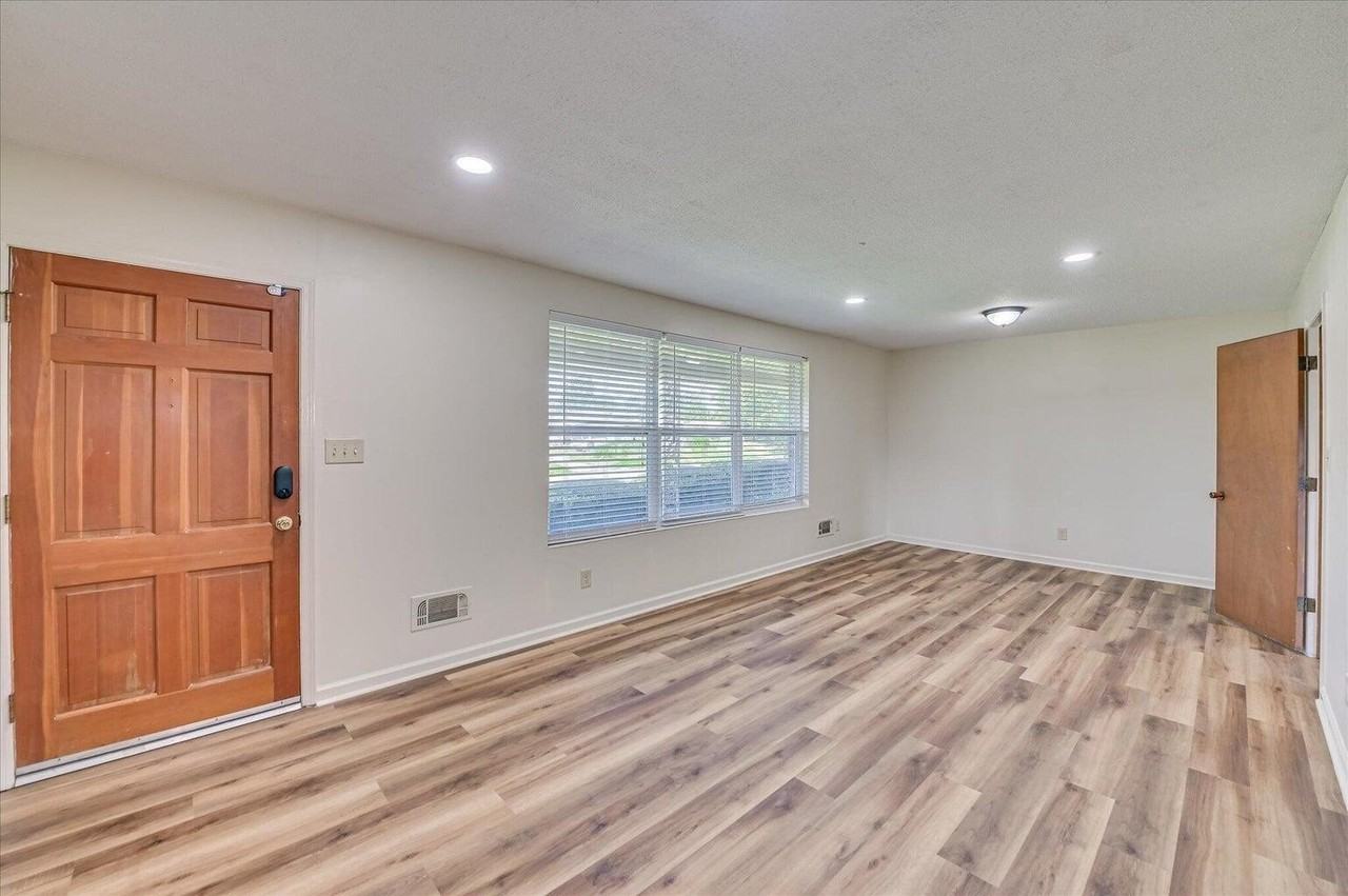 242 Maywood Dr - Photo 3 of 22