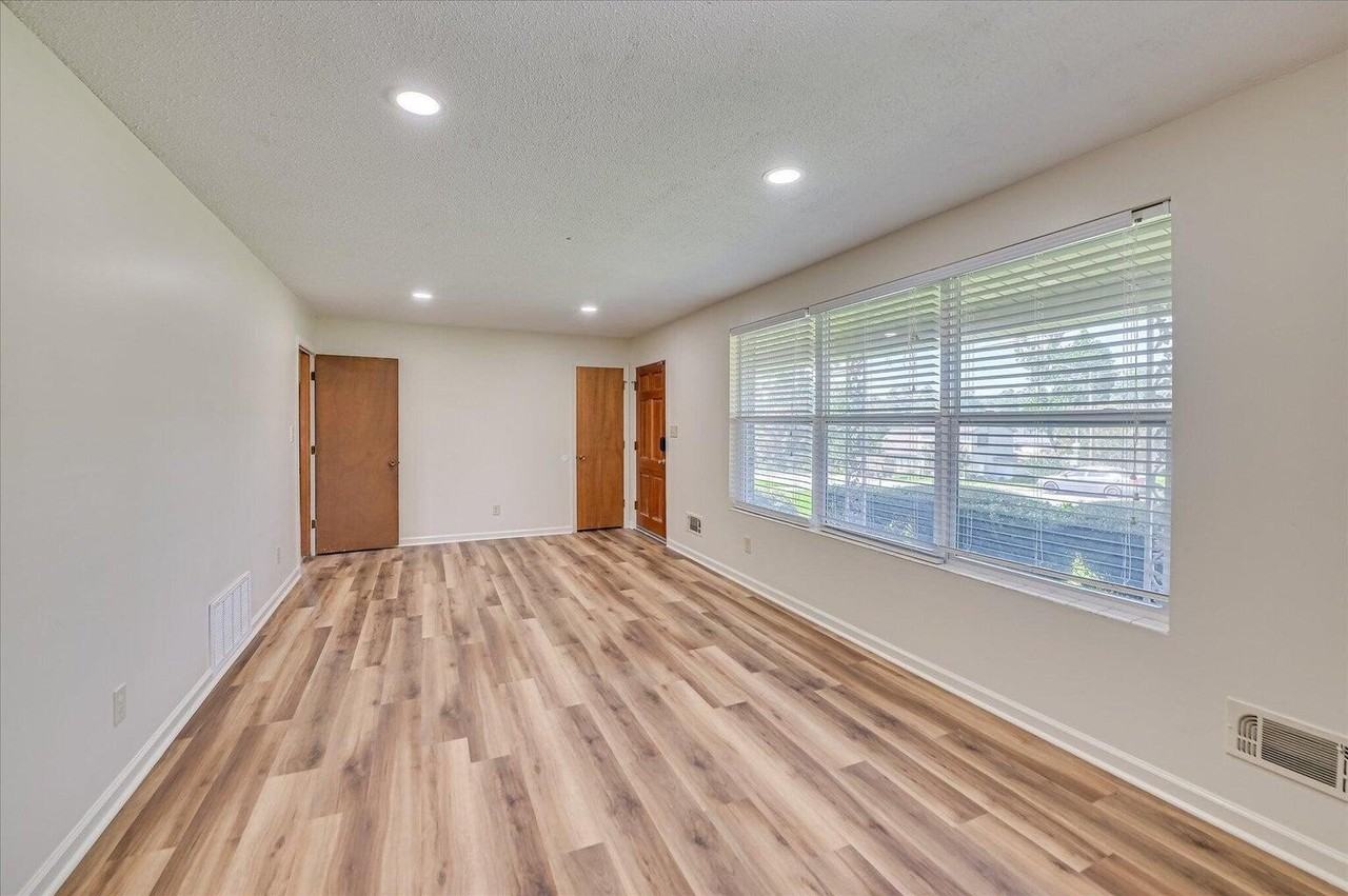 242 Maywood Dr - Photo 4 of 22