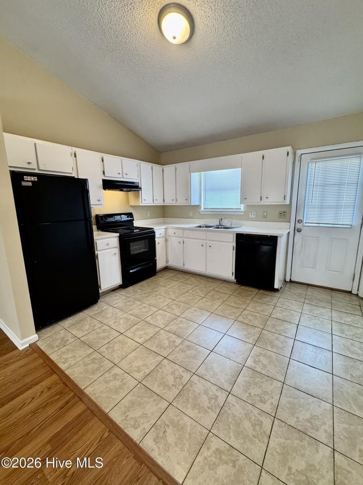 2107 E 3rd St #B - Photo 3 of 14