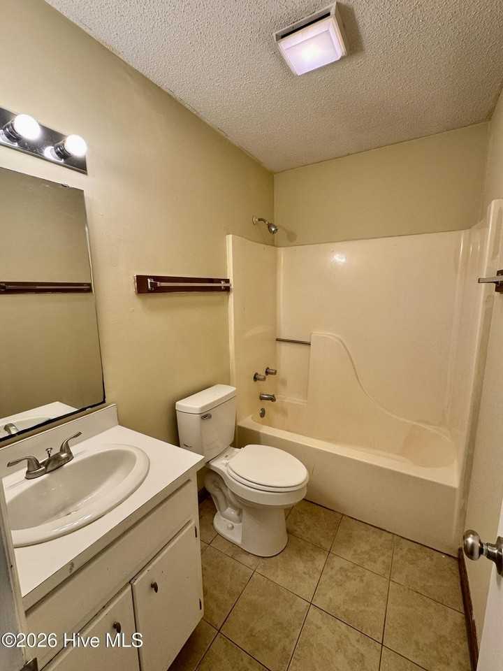 2107 E 3rd St #B - Photo 6 of 14