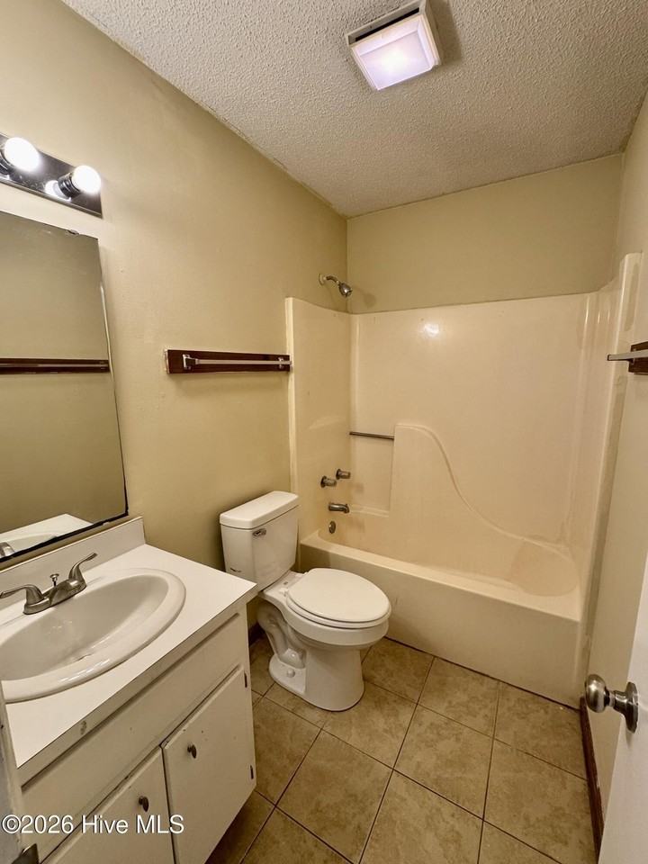 2107 E 3rd St #B - Photo 7 of 14