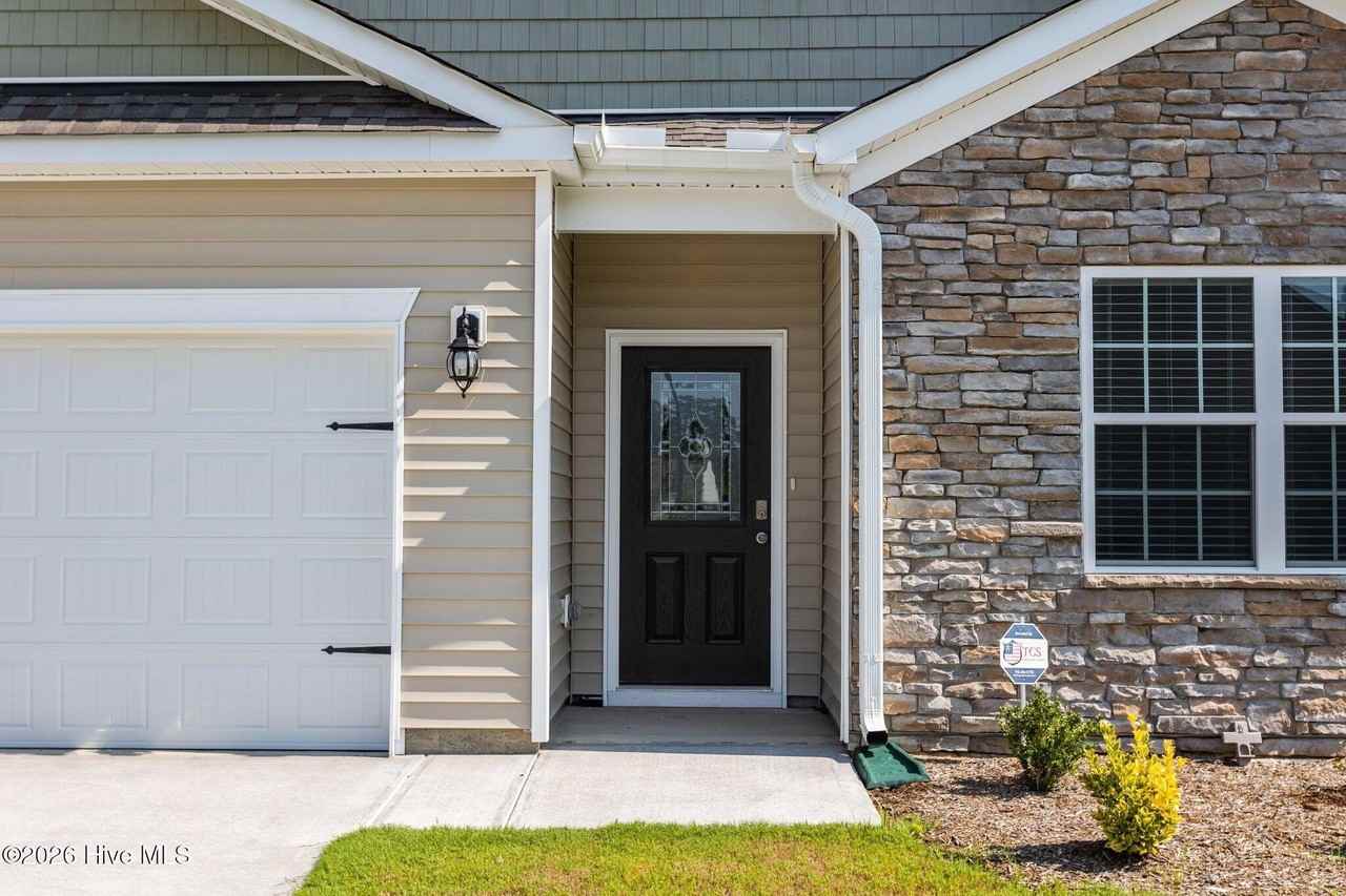 284 Robert Pl - Photo 3 of 37