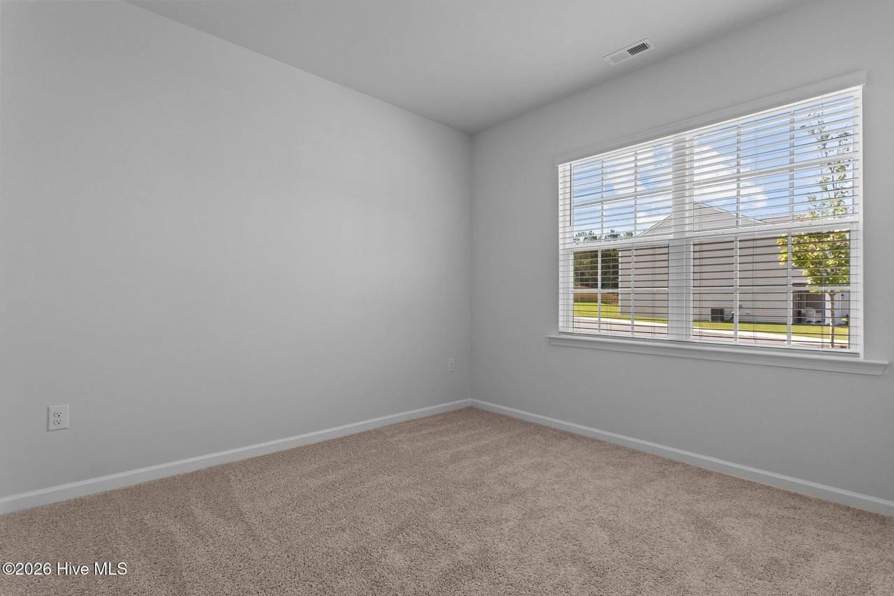 284 Robert Pl - Photo 6 of 37