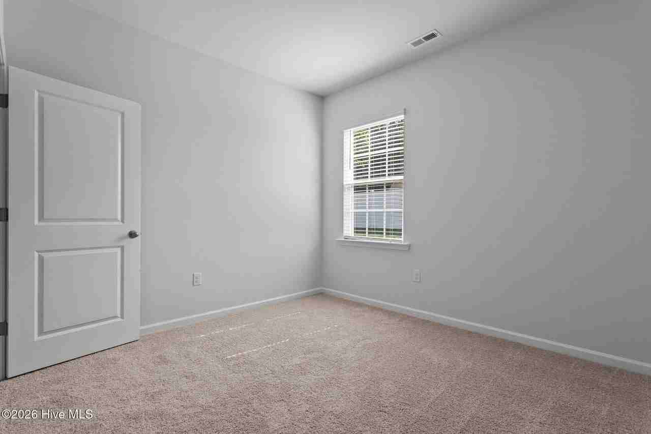 284 Robert Pl - Photo 7 of 37