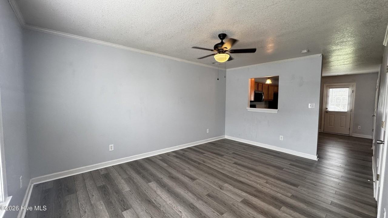 101 Bridgewood Dr - Photo 2 of 13