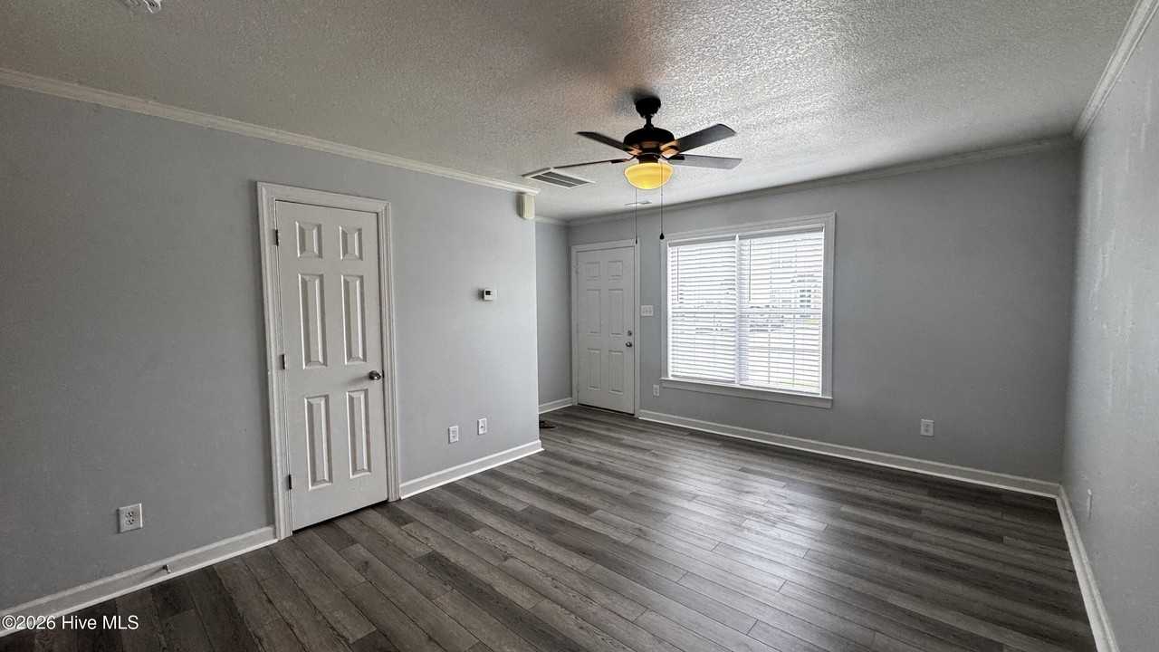 101 Bridgewood Dr - Photo 3 of 13