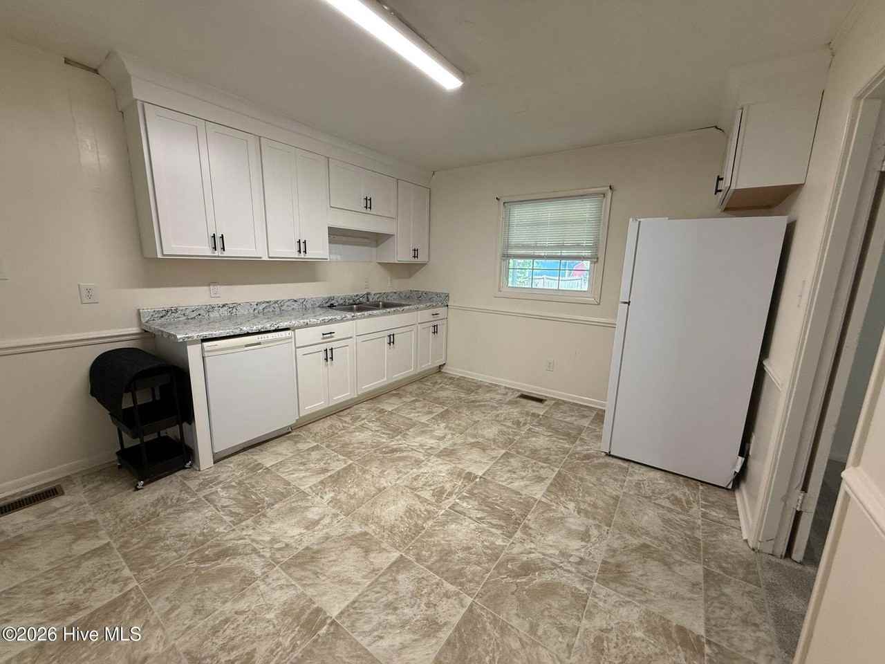 403 Thomas Dr - Photo 4 of 16