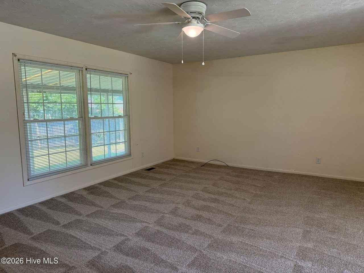 403 Thomas Dr - Photo 6 of 16