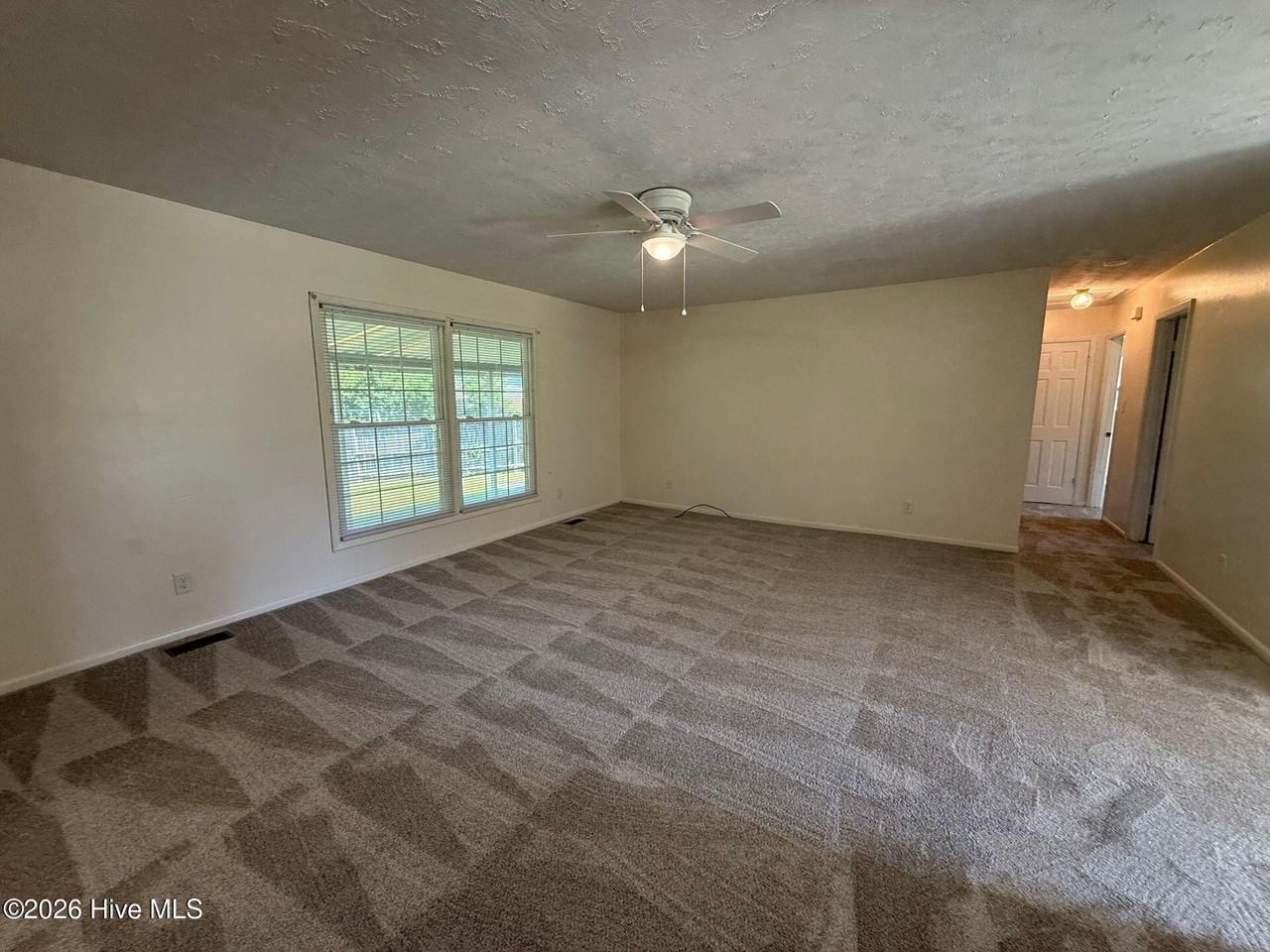 403 Thomas Dr - Photo 7 of 16