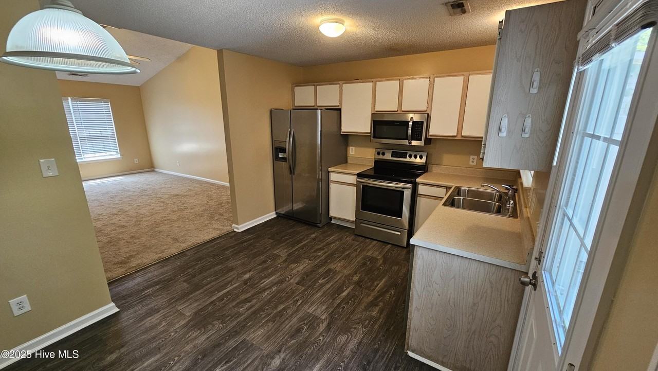 573 Corbin St - Photo 4 of 13