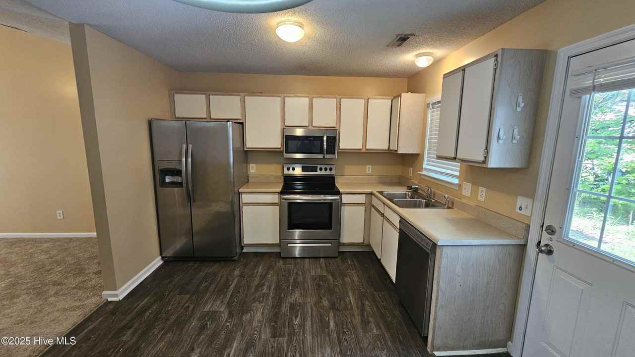 573 Corbin St - Photo 5 of 13