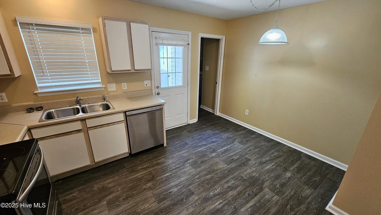 573 Corbin St - Photo 6 of 13