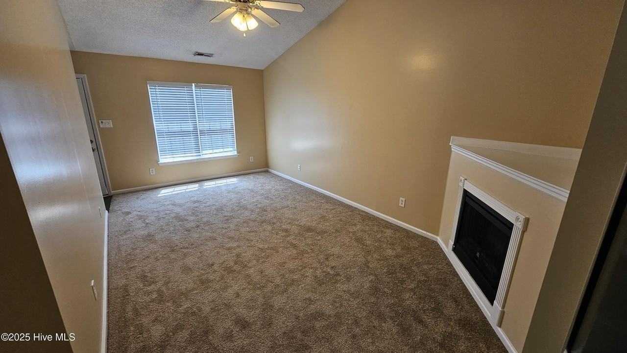 573 Corbin St - Photo 7 of 13