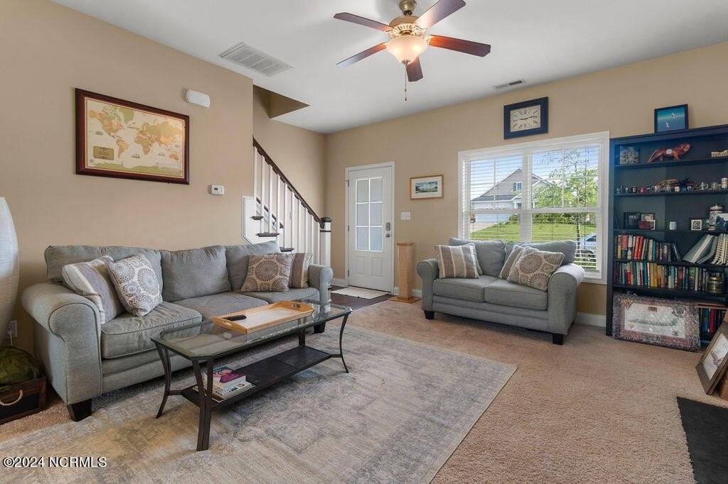 209 Admiral Ct - Photo 3 of 20