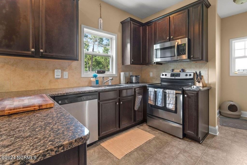 209 Admiral Ct - Photo 7 of 20