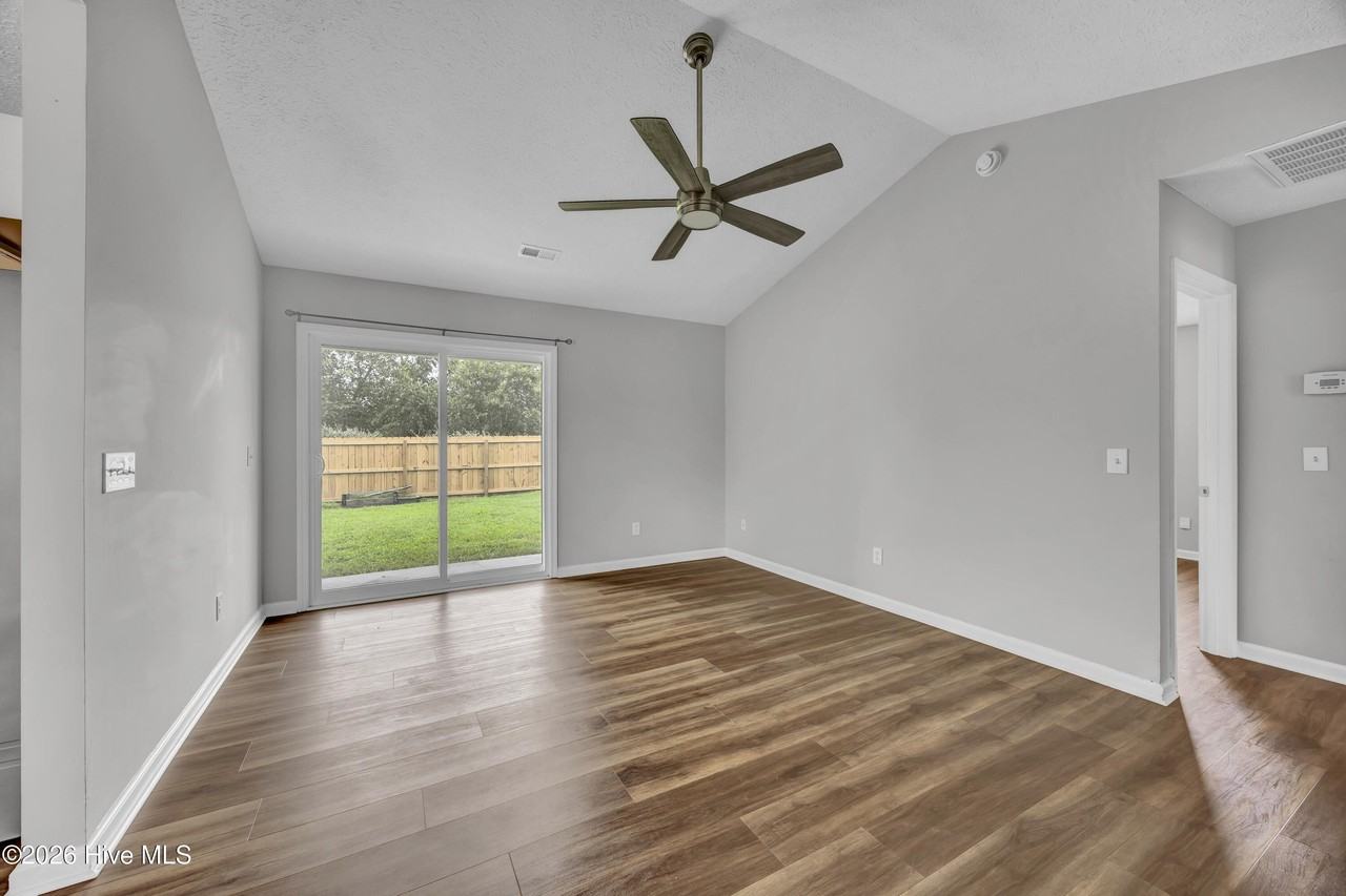 7005 Alamosa Dr - Photo 5 of 25