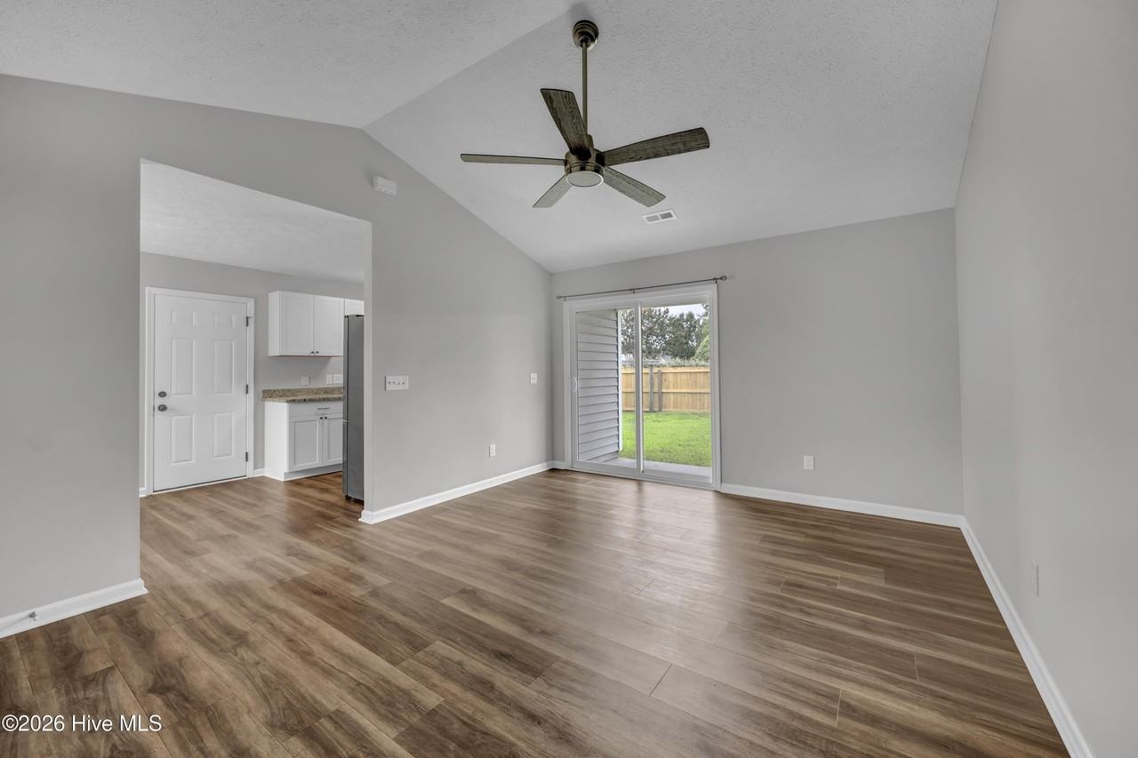 7005 Alamosa Dr - Photo 6 of 25