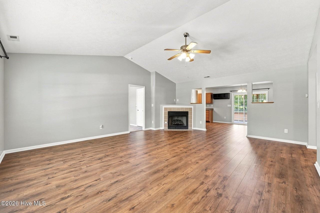 308 Carrie Ct - Photo 4 of 33