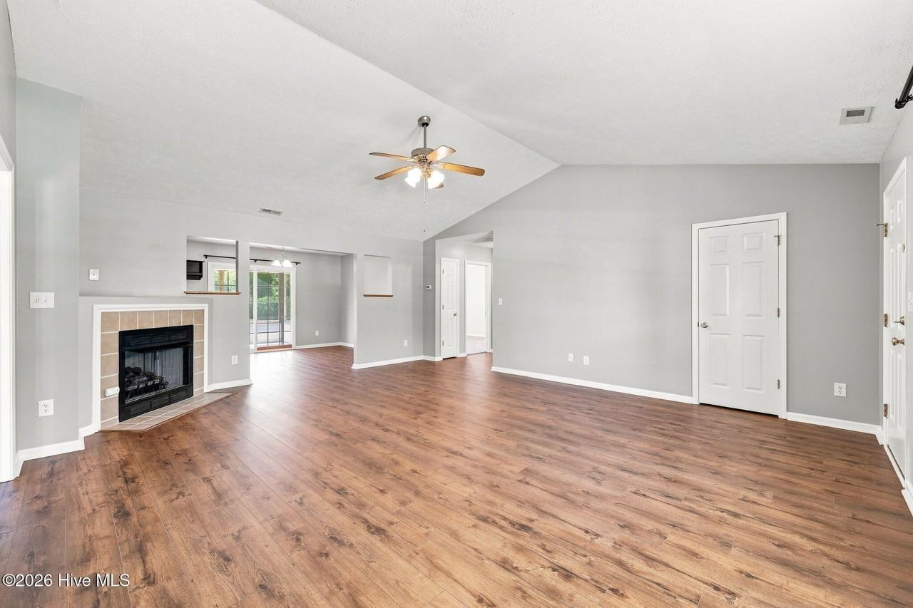 308 Carrie Ct - Photo 5 of 33