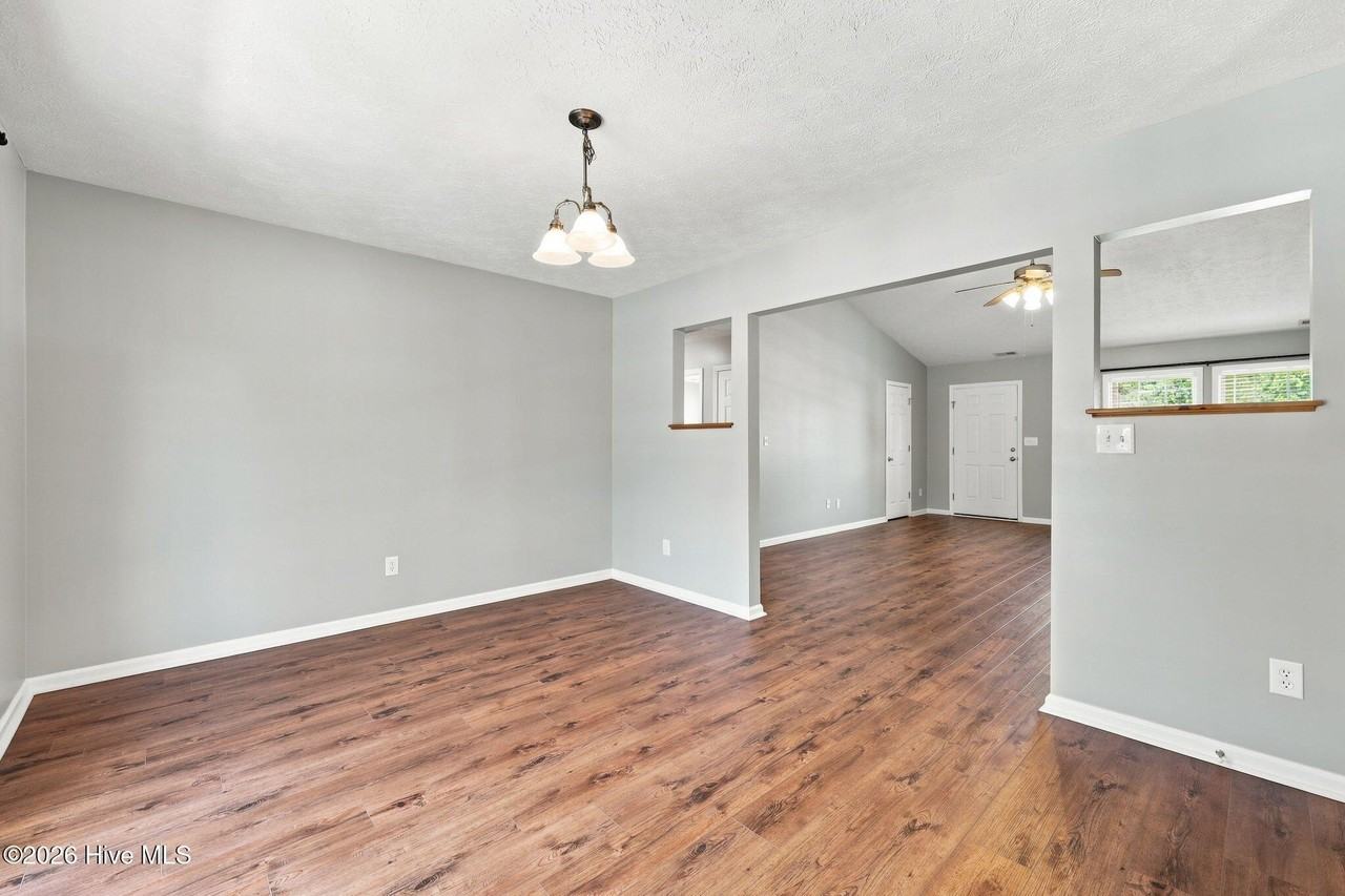 308 Carrie Ct - Photo 6 of 33