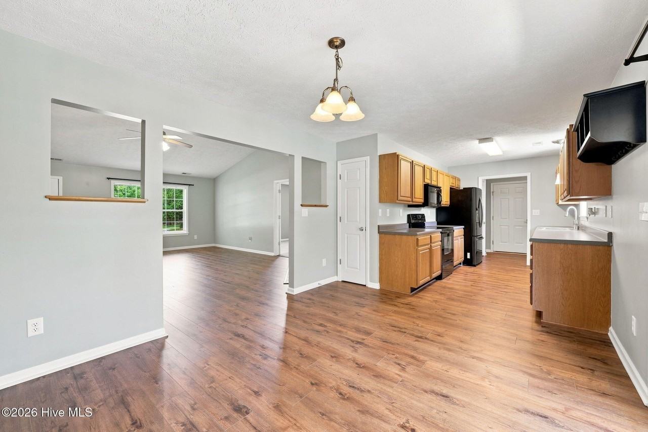 308 Carrie Ct - Photo 7 of 33