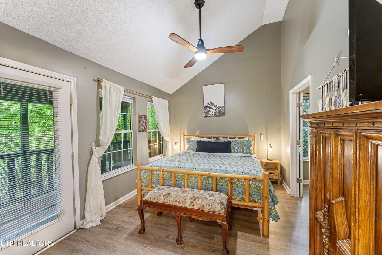 1052 Twin Oaks Rd - Photo 3 of 41