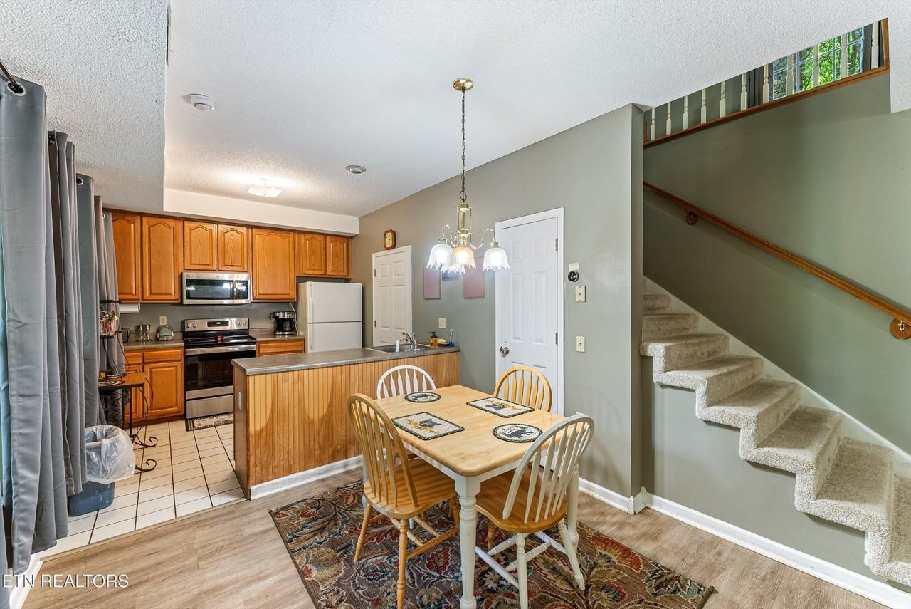 1052 Twin Oaks Rd - Photo 4 of 41