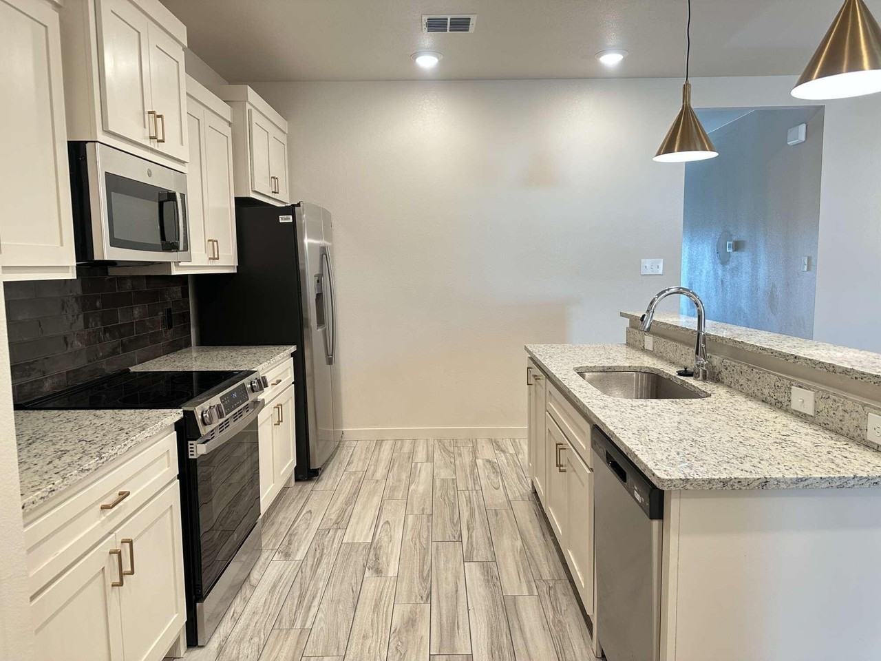 7039 40th St - Photo 5 of 15