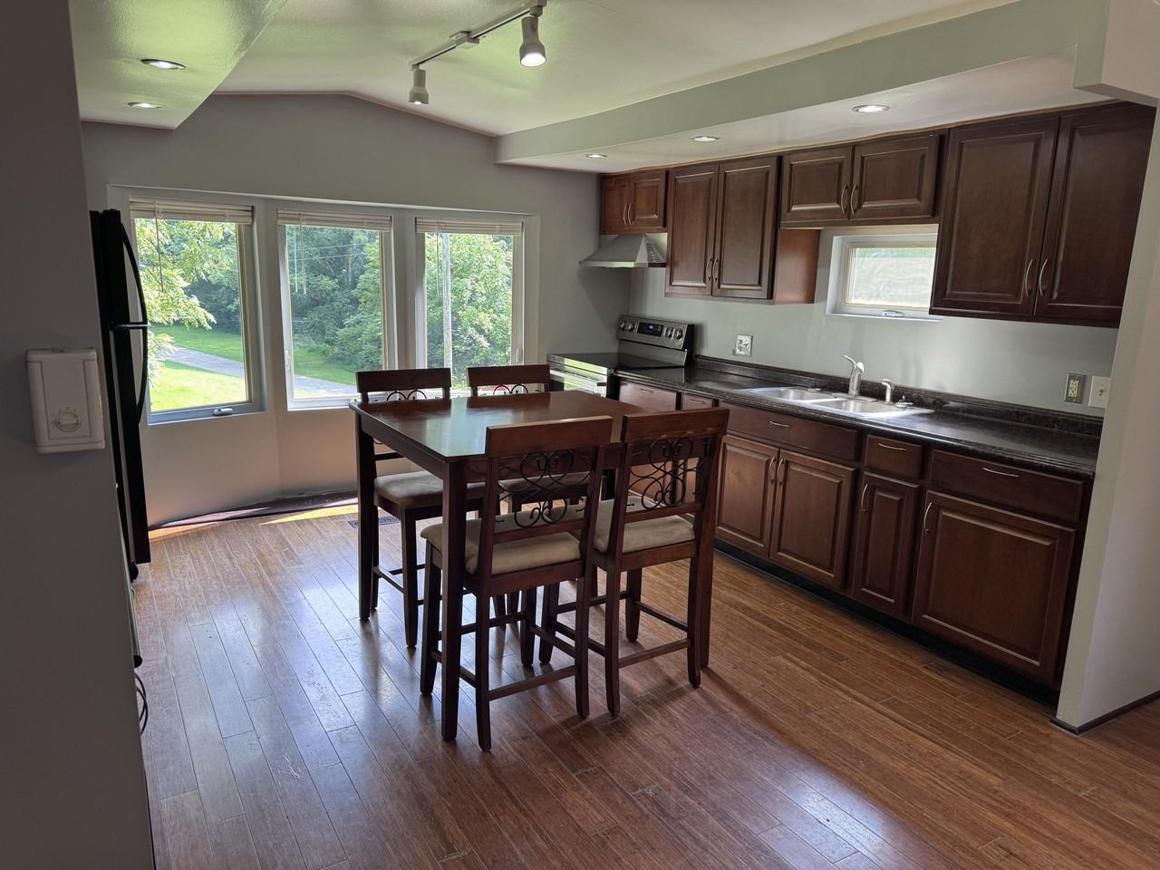 4096 Simpson Ln - Photo 7 of 19