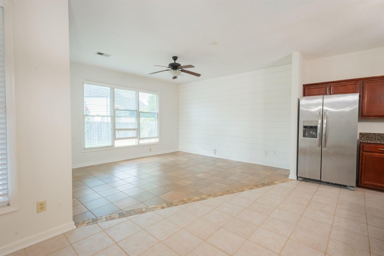3911 Lighthouse Ln - Photo 7 of 22