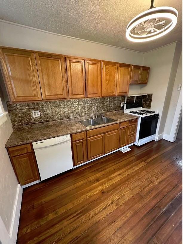 1212 Holmes St #2 - Photo 5 of 11