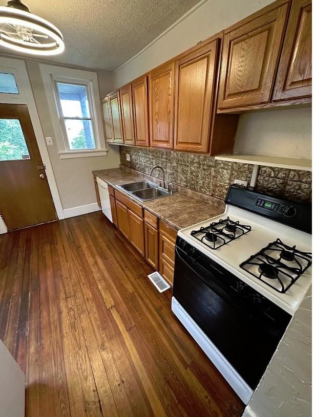1212 Holmes St #2 - Photo 6 of 11