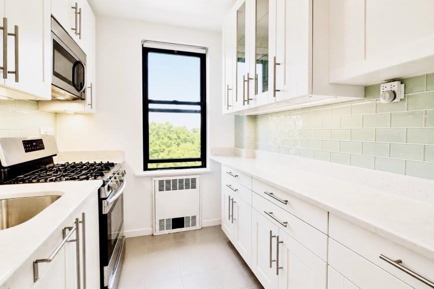 1119 Ocean Pkwy - Photo 3 of 10