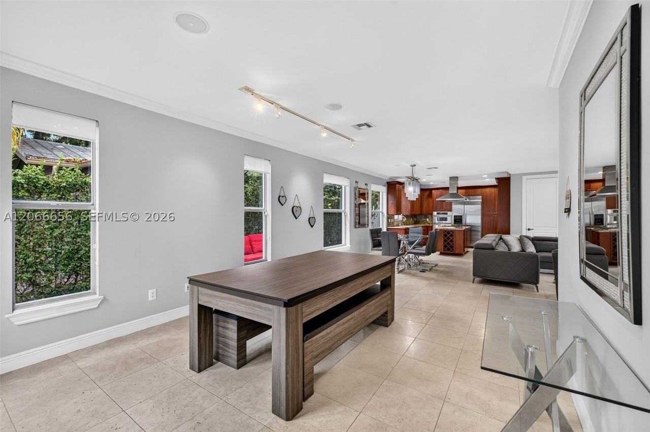 125 Ne 16th Ter #0 - Photo 6 of 50