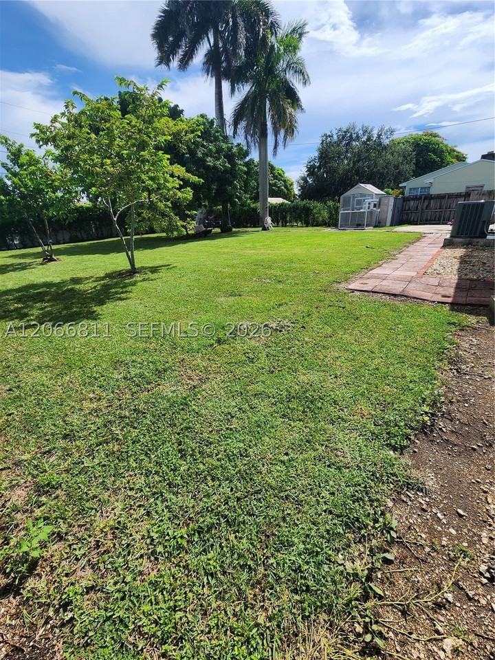 771 Nw 15th St - Photo 3 of 11