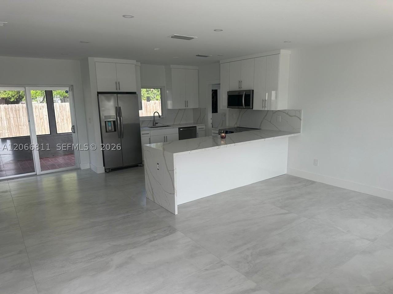 771 Nw 15th St - Photo 4 of 11